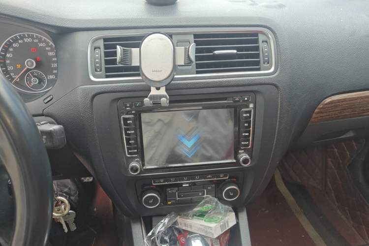 Used Volkswagen Sagitar 2012 1.8TSI Automatic Flagship Edition Audio And AC Panel