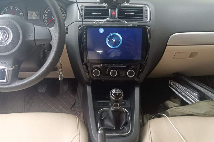 Used Volkswagen Sagitar 2012 1.6L Manual Comfort Model Audio And AC Panel