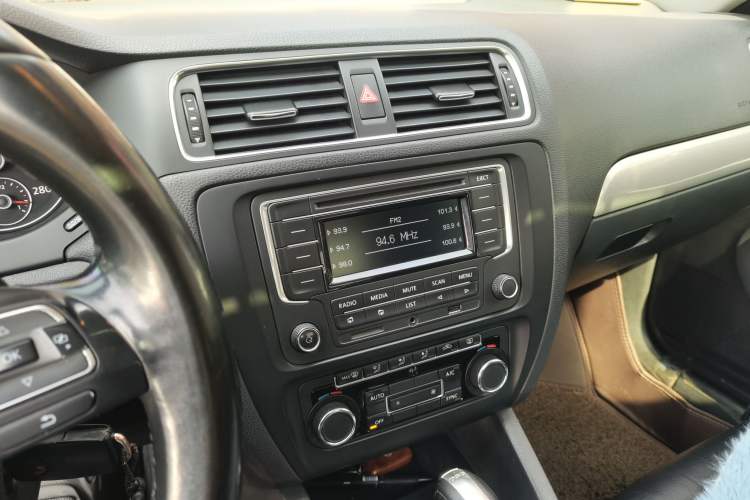 Used Volkswagen Sagitar 2012 1.4TSI Automatic Luxury Edition Audio And AC Panel