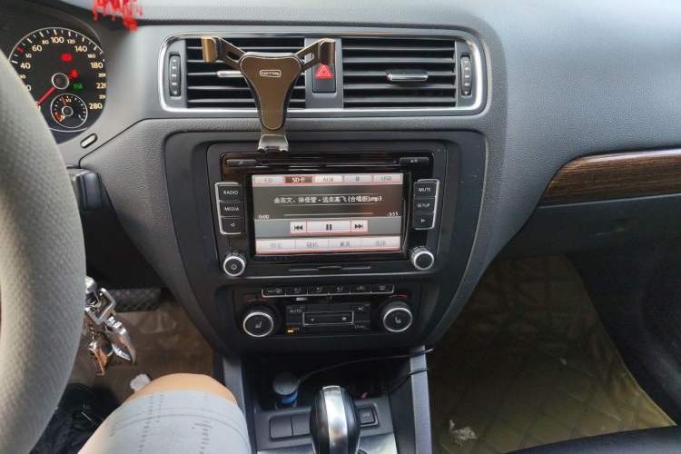 Used Volkswagen Sagitar 2012 1.4TSI Automatic Flagship Edition Audio And AC Panel