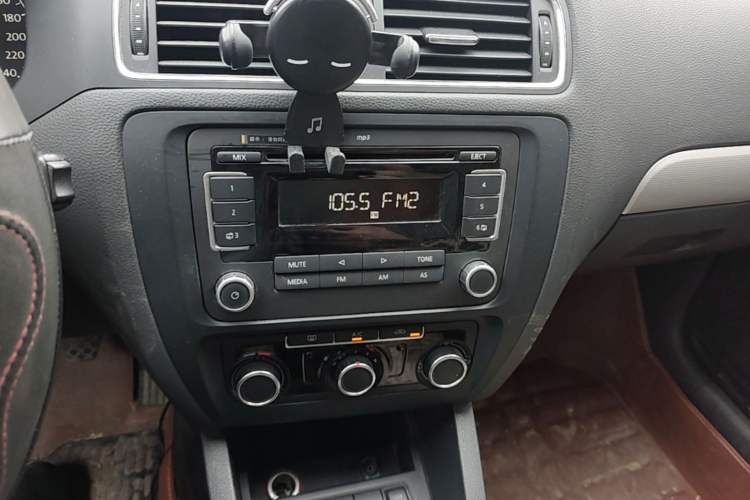 Used Volkswagen Sagitar 2012 1.6L Manual Comfort Model Audio And AC Panel