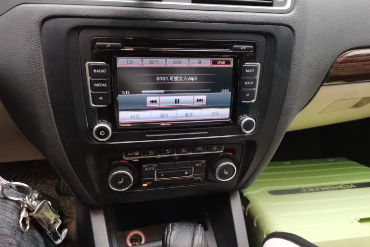 Used Volkswagen Sagitar 2012 1.4TSI Automatic Luxury Edition Audio And AC Panel