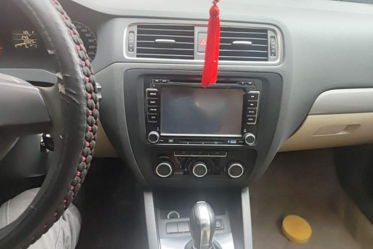 Used Volkswagen Sagitar 2012 1.6L Automatic Comfort Edition Audio And AC Panel