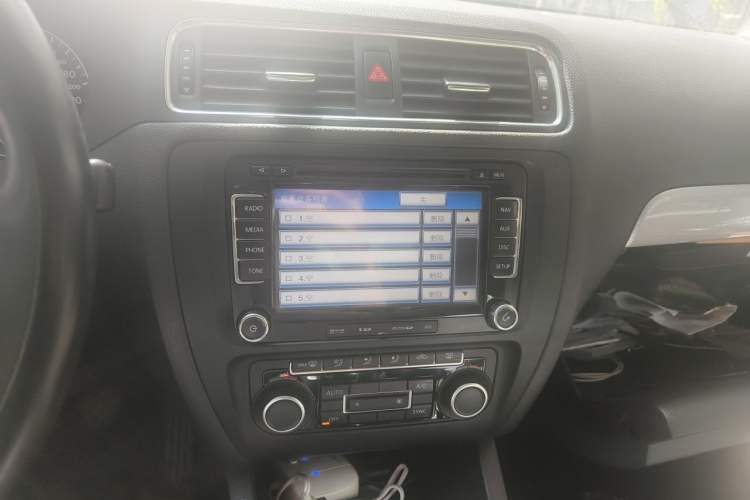 Used Volkswagen Sagitar 2012 1.4TSI Manual Luxury Model Audio And AC Panel