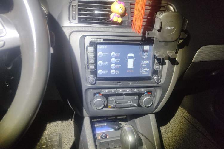 Used Volkswagen Sagitar 2012 1.4TSI Automatic Luxury Edition Audio And AC Panel