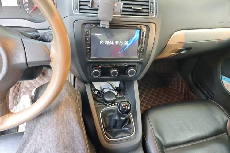Used Volkswagen Sagitar 2012 1.6L Manual Comfort Model Audio And AC Panel