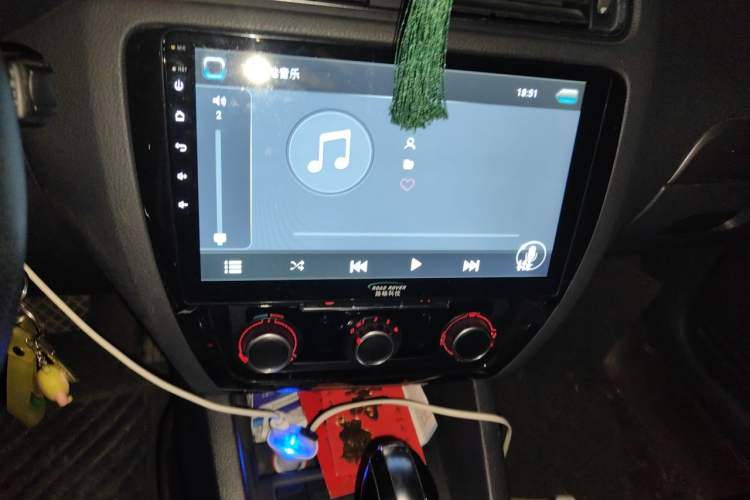 Used Volkswagen Sagitar 2012 1.6L Automatic Fashion Edition Audio And AC Panel