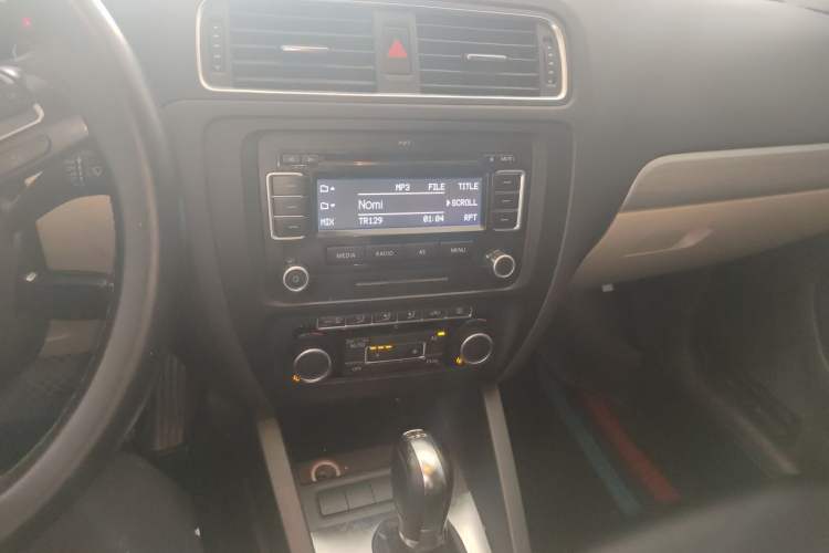 Used Volkswagen Sagitar 2012 1.4TSI Automatic Luxury Edition Audio And AC Panel