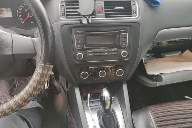 Used Volkswagen Sagitar 2012 1.6L Automatic Fashion Edition Audio And AC Panel