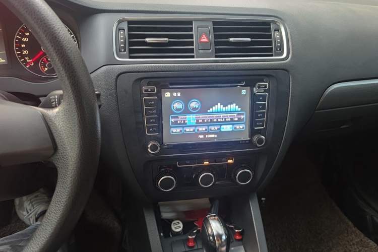 Used Volkswagen Sagitar 2012 1.4TSI Automatic Fashion Edition Audio And AC Panel
