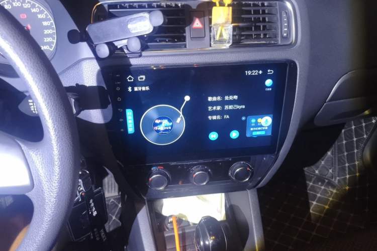 Used Volkswagen Sagitar 2012 1.6L Automatic Fashion Edition Audio And AC Panel