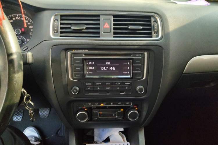 Used Volkswagen Sagitar 2012 1.4TSI Manual Luxury Model Audio And AC Panel