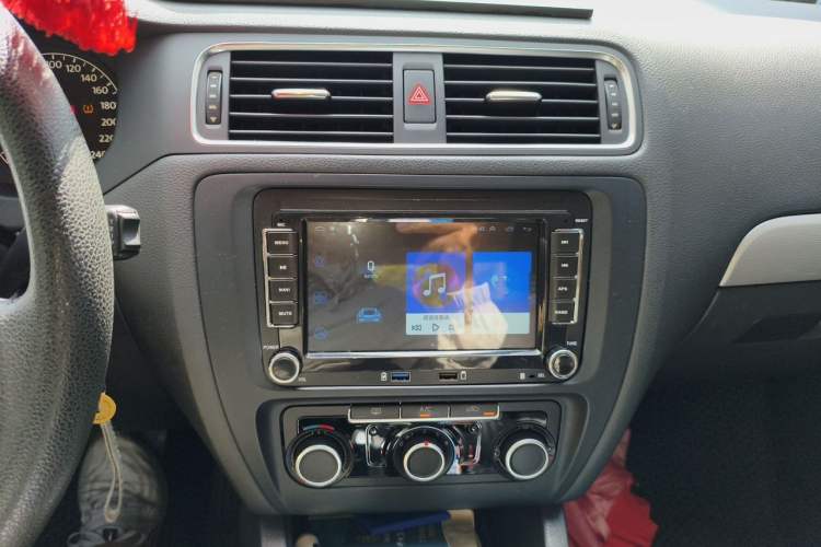 Used Volkswagen Sagitar 2012 1.6L Automatic Comfort Edition Audio And AC Panel