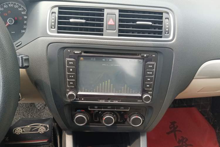 Used Volkswagen Sagitar 2012 1.6L Manual Comfort Model Audio And AC Panel