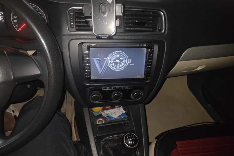 Used Volkswagen Sagitar 2012 1.6L Manual Comfort Model Audio And AC Panel