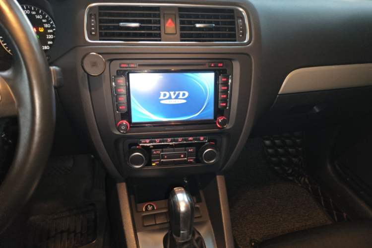 Used Volkswagen Sagitar 2012 1.4TSI Automatic Luxury Edition Audio And AC Panel