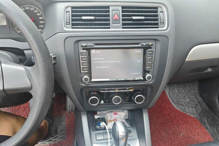 Used Volkswagen Sagitar 2012 1.6L Automatic Comfort Edition Audio And AC Panel