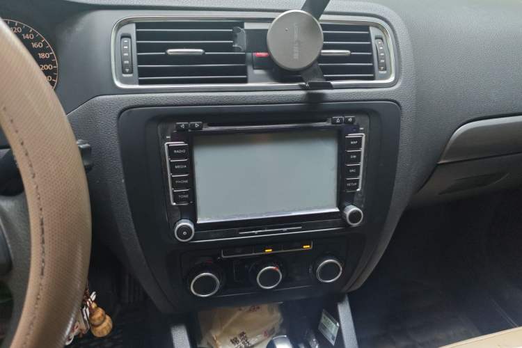 Used Volkswagen Sagitar 2012 1.6L Automatic Fashion Edition Audio And AC Panel