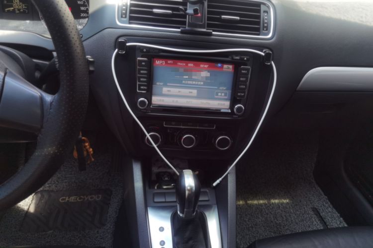Used Volkswagen Sagitar 2012 1.6L Automatic Comfort Edition Audio And AC Panel