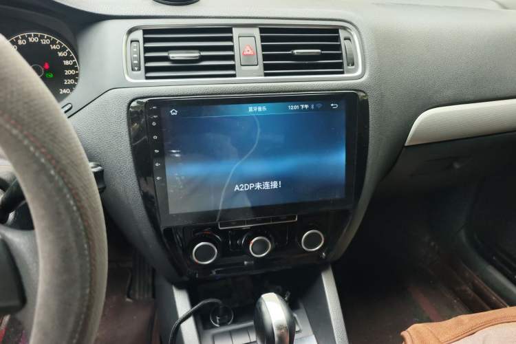 Used Volkswagen Sagitar 2012 1.6L Automatic Comfort Edition Audio And AC Panel