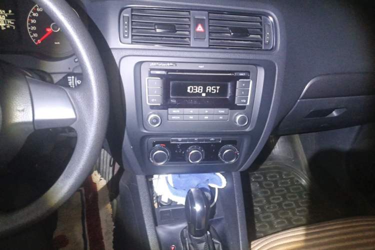 Used Volkswagen Sagitar 2012 1.6L Automatic Fashion Edition Audio And AC Panel