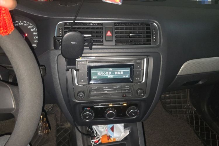Used Volkswagen Sagitar 2012 1.6L Manual Comfort Model Audio And AC Panel