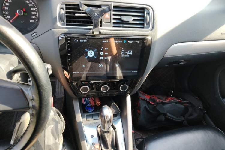 Used Volkswagen Sagitar 2012 1.6L Automatic Comfort Edition Audio And AC Panel
