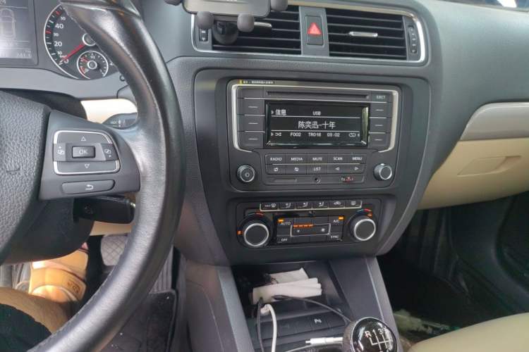 Used Volkswagen Sagitar 2012 1.4TSI Manual Luxury Model Audio And AC Panel