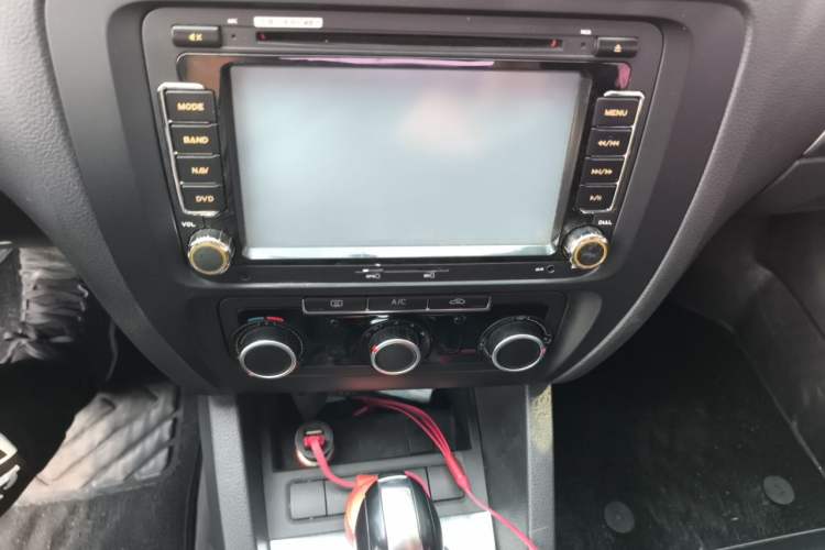 Used Volkswagen Sagitar 2012 1.4TSI Automatic Fashion Edition Audio And AC Panel
