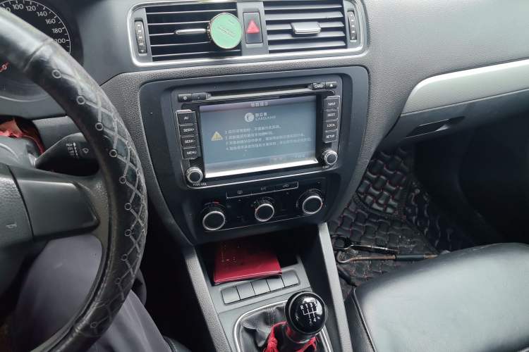 Used Volkswagen Sagitar 2012 1.6L Manual Comfort Model Audio And AC Panel