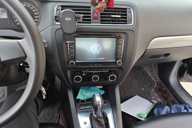 Used Volkswagen Sagitar 2012 1.6L Automatic Comfort Edition Audio And AC Panel