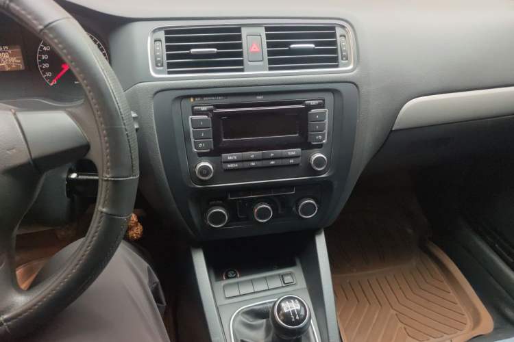 Used Volkswagen Sagitar 2012 1.6L Manual Comfort Model Audio And AC Panel