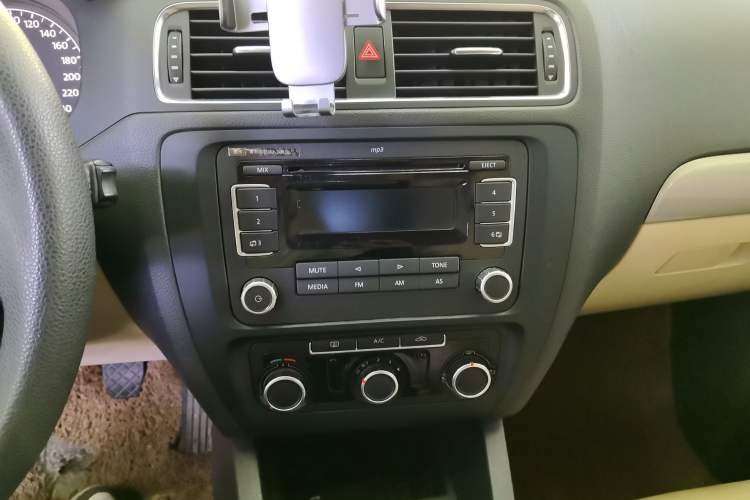Used Volkswagen Sagitar 2012 1.6L Manual Comfort Model Audio And AC Panel