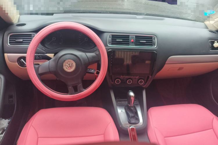 Used Volkswagen Sagitar 2012 1.6L Automatic Comfort Edition Center Console