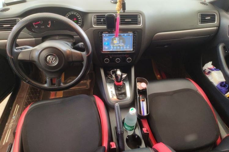 Used Volkswagen Sagitar 2012 1.6L Automatic Fashion Edition Center Console