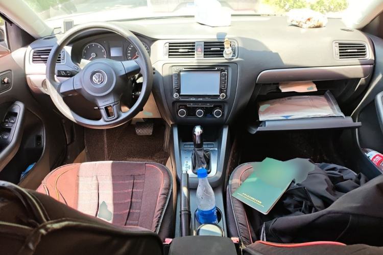 Used Volkswagen Sagitar 2012 1.6L Automatic Fashion Edition Center Console