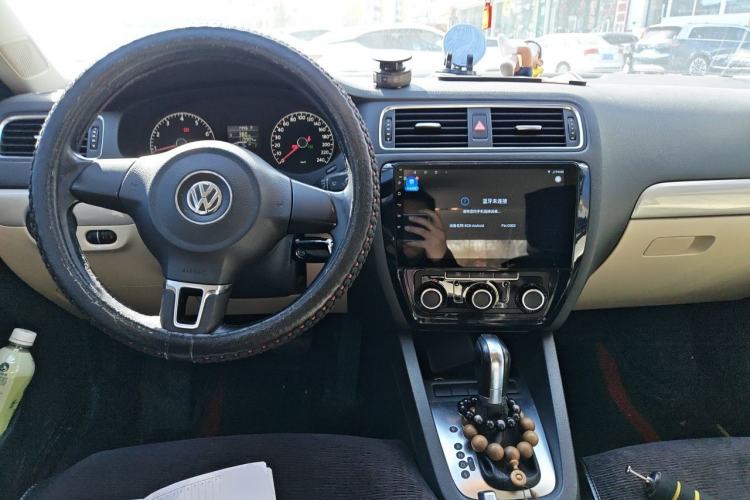 Used Volkswagen Sagitar 2012 1.6L Automatic Comfort Edition Center Console