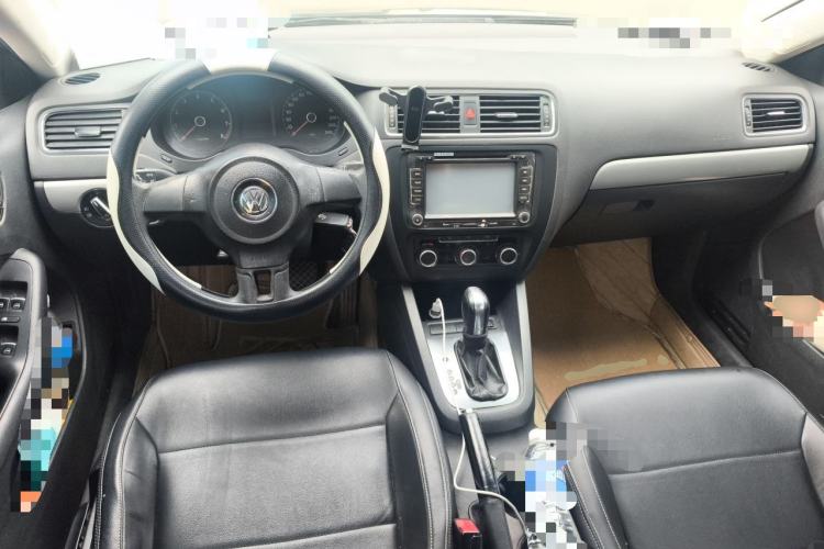 Used Volkswagen Sagitar 2012 1.6L Automatic Comfort Edition Center Console