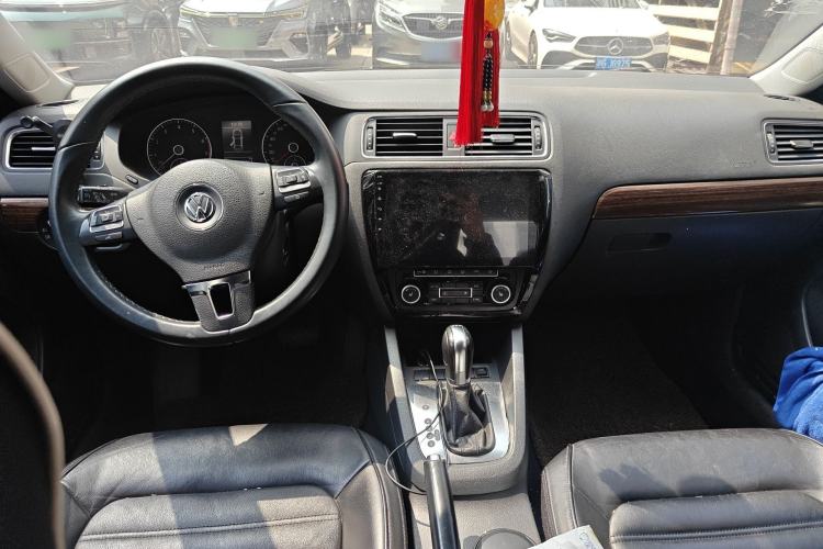 Used Volkswagen Sagitar 2012 1.8TSI Automatic Flagship Edition Center Console