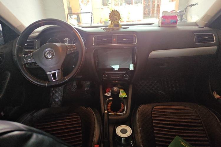 Used Volkswagen Sagitar 2012 1.4TSI Manual Luxury Model Center Console