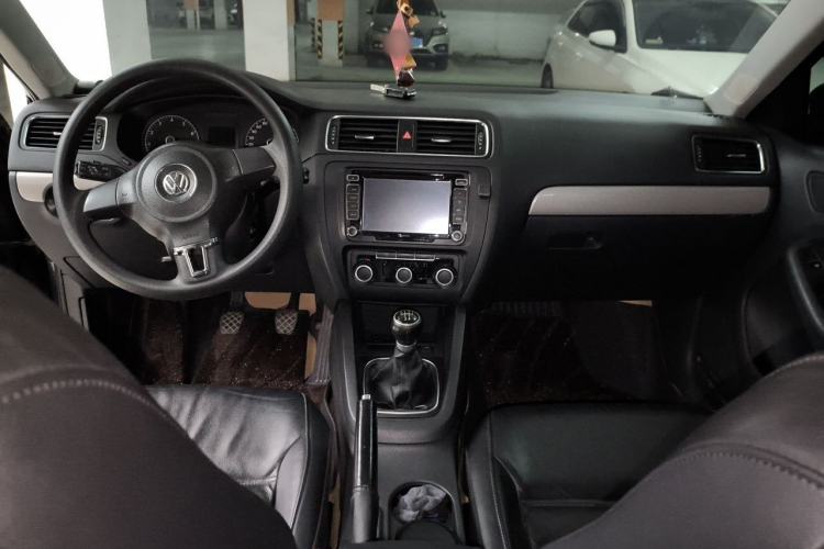 Used Volkswagen Sagitar 2012 1.6L Manual Comfort Model Center Console