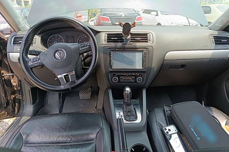 Used Volkswagen Sagitar 2012 1.4TSI Automatic Luxury Edition Center Console