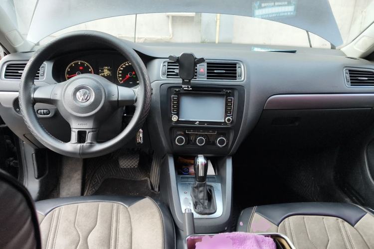Used Volkswagen Sagitar 2012 1.6L Automatic Fashion Edition Center Console