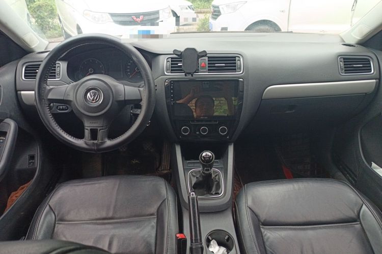 Used Volkswagen Sagitar 2012 1.6L Manual Comfort Model Center Console