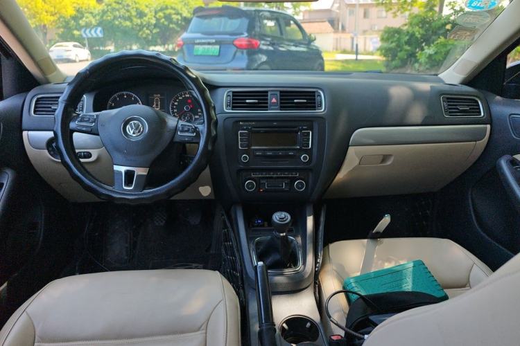 Used Volkswagen Sagitar 2012 1.4TSI Manual Luxury Model Center Console