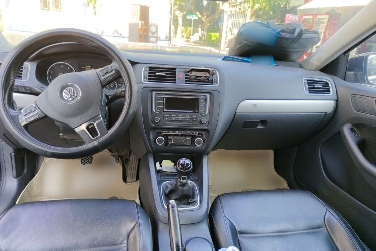 Used Volkswagen Sagitar 2012 1.4TSI Manual Luxury Model Center Console