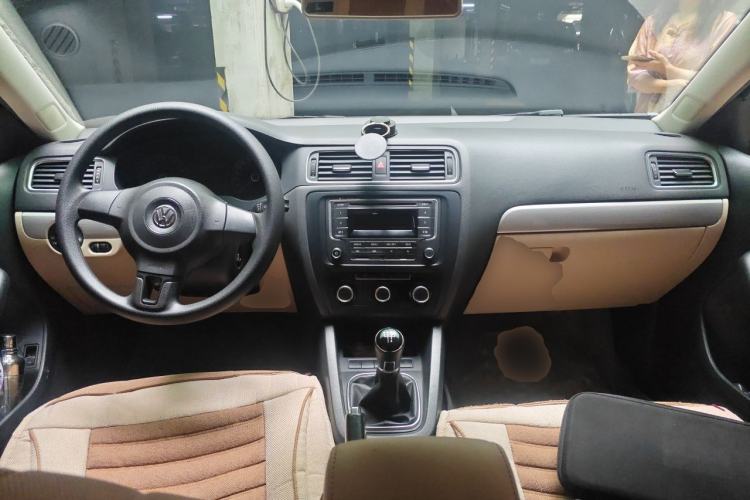 Used Volkswagen Sagitar 2012 1.6L Manual Comfort Model Center Console