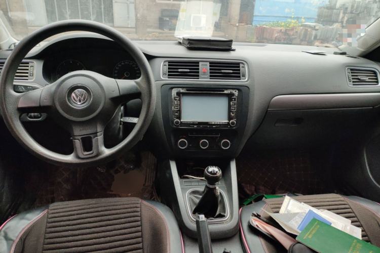 Used Volkswagen Sagitar 2012 1.6L Manual Comfort Model Center Console
