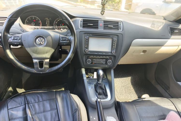 Used Volkswagen Sagitar 2012 1.4TSI Automatic Luxury Edition Center Console