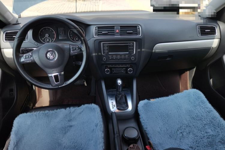 Used Volkswagen Sagitar 2012 1.4TSI Automatic Luxury Edition Center Console
